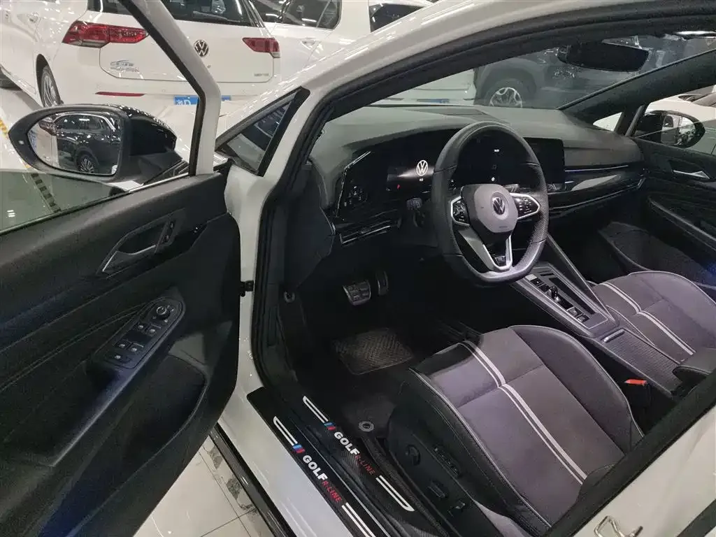 Volkswagen Golf 2023 из CN, фото 10