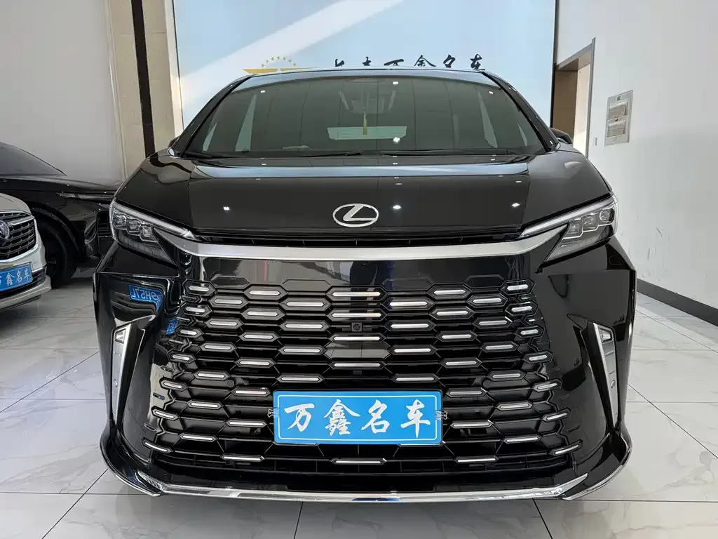Lexus LM — фото 1