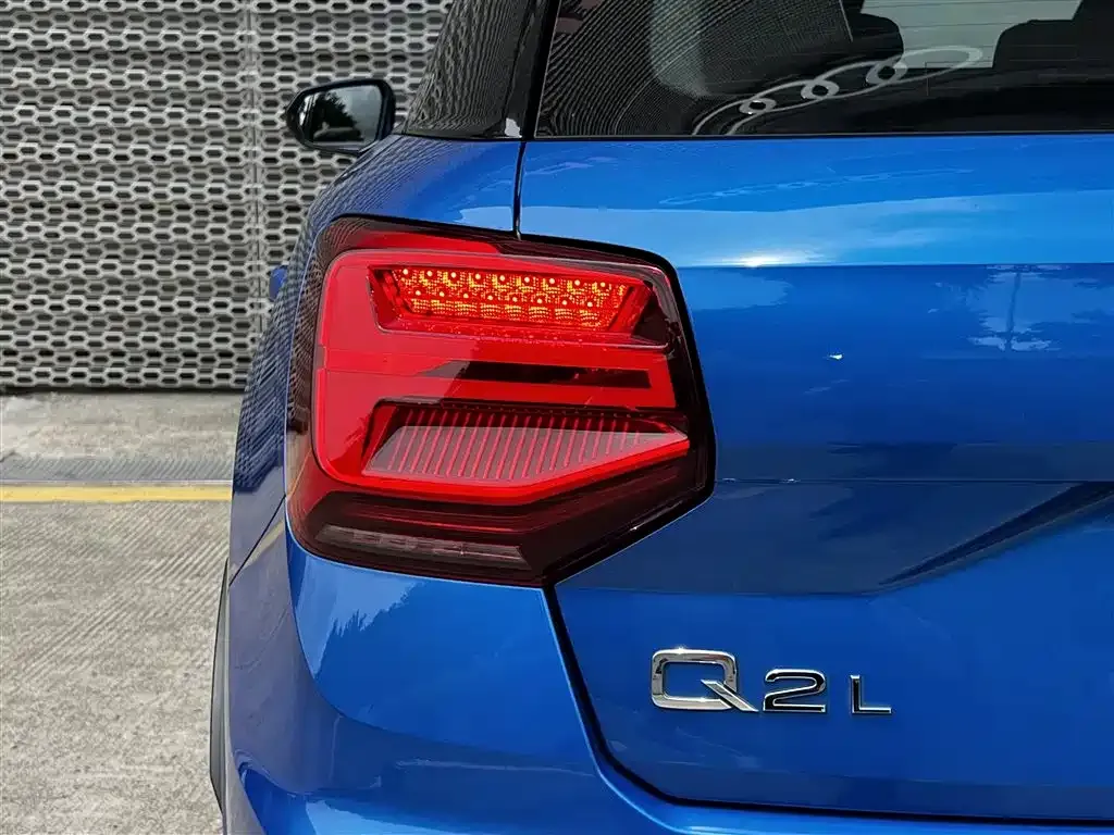 Audi Q2L — фото 6