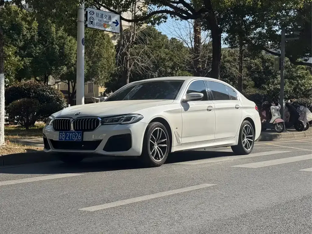BMW 5 Series — фото 1