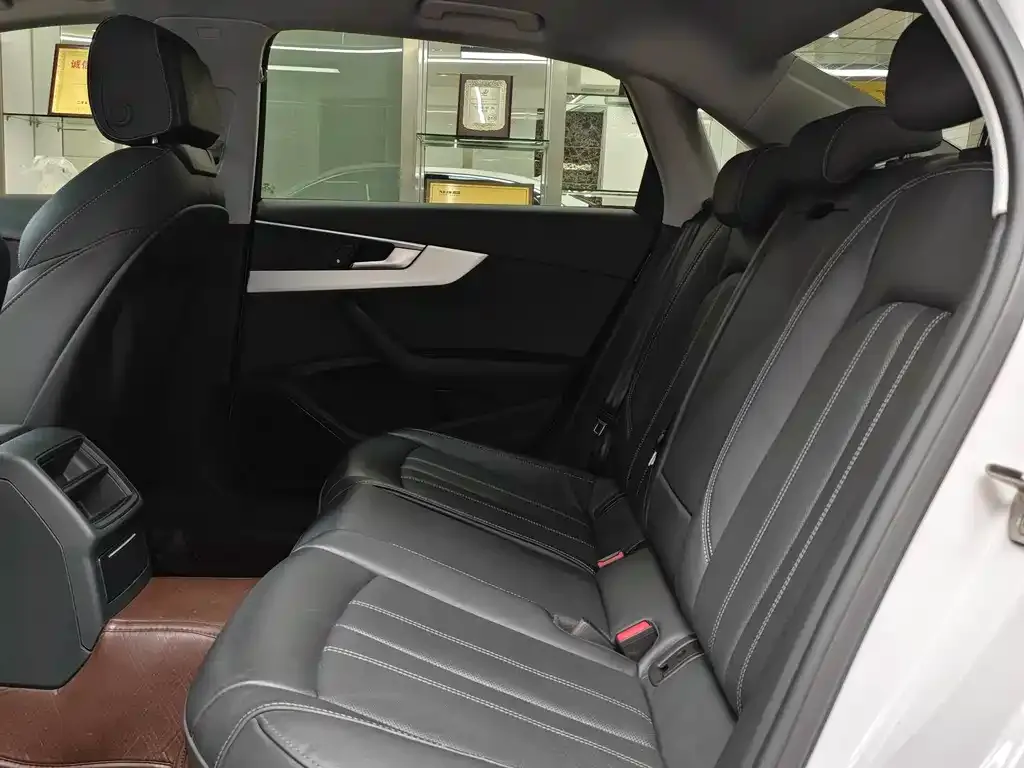 Audi A4L 2022 из CN, фото 3