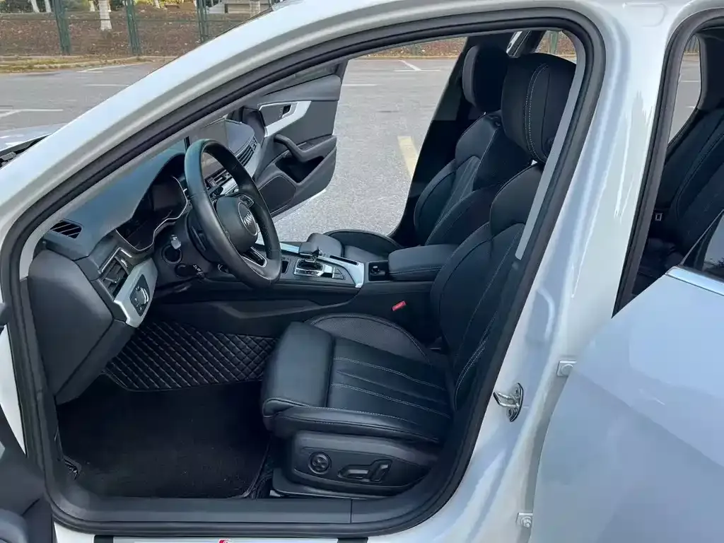 Audi A4L 2022 из CN, фото 4