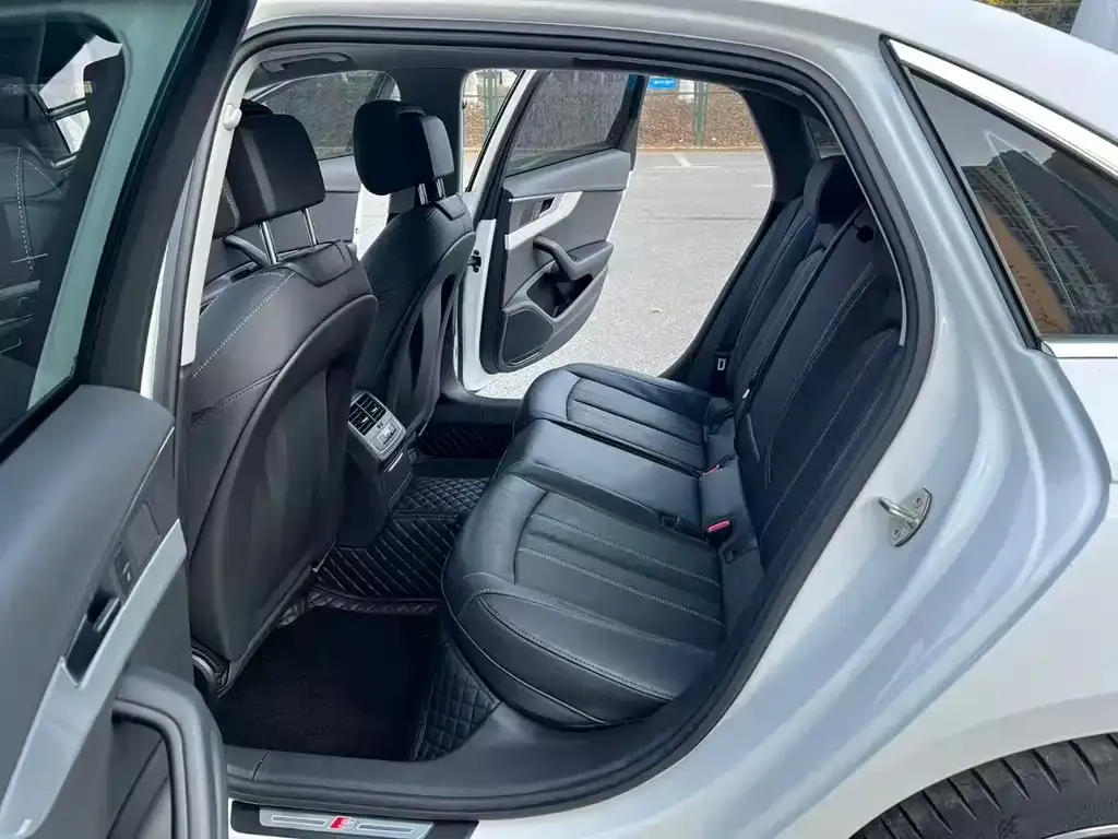 Audi A4L 2022 из CN, фото 3
