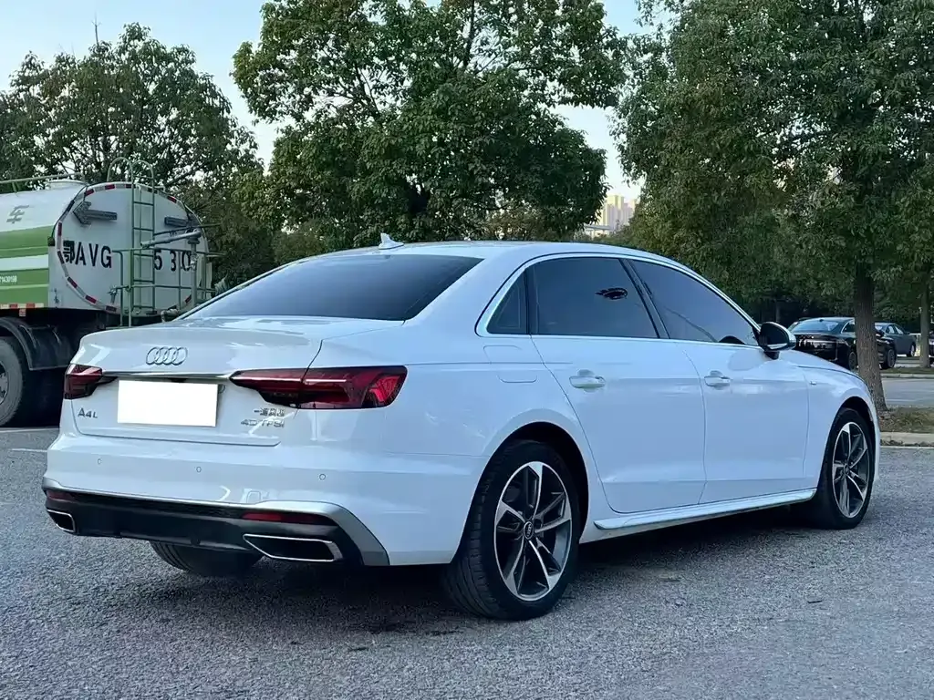 Audi A4L 2022 из CN, фото 9
