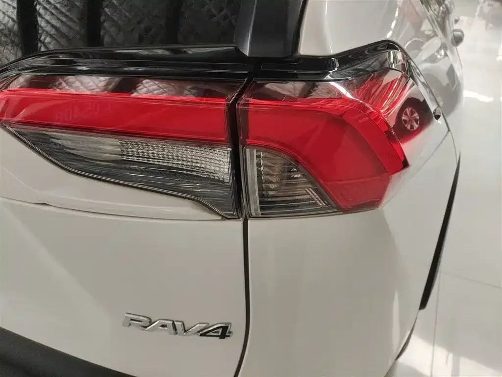 Toyota RAV4 — фото 7