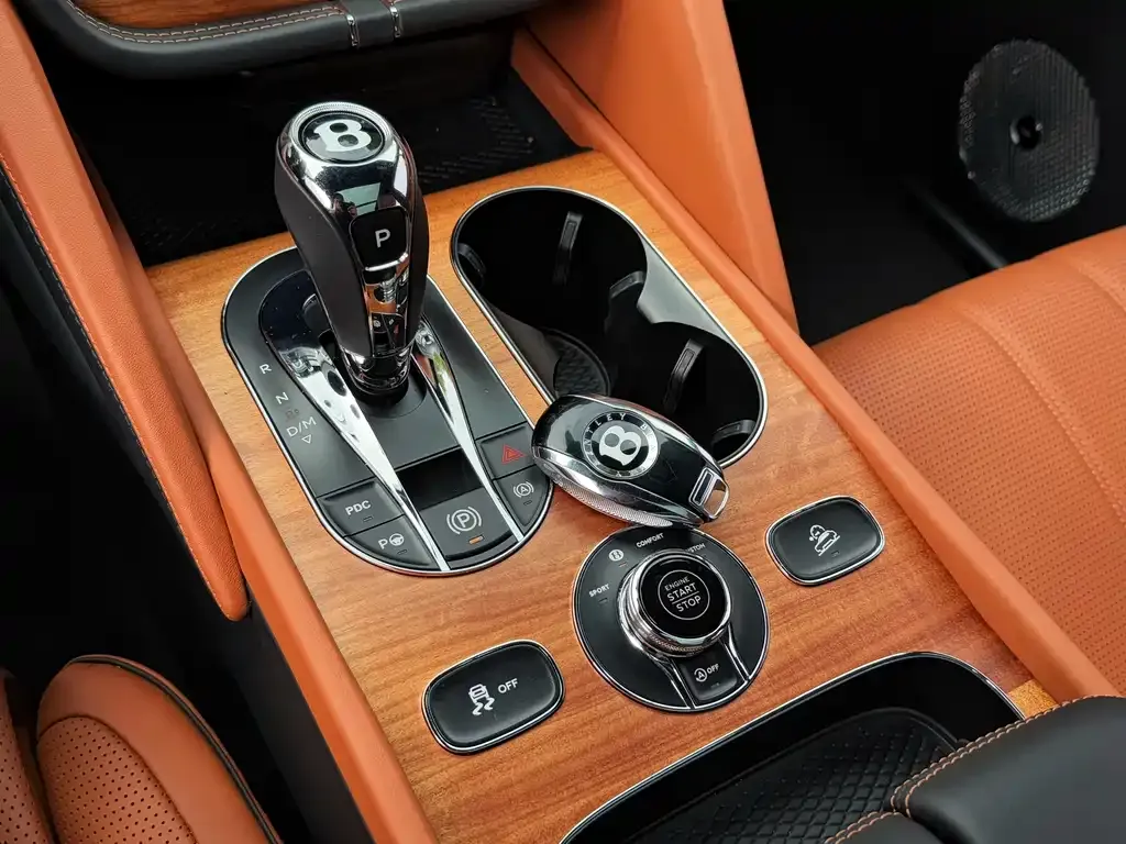 Bentley Bentayga 2023 из CN, фото 8