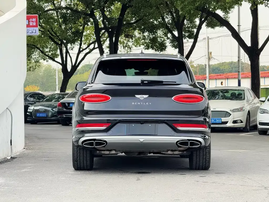 Bentley Bentayga 2023 из CN, фото 9