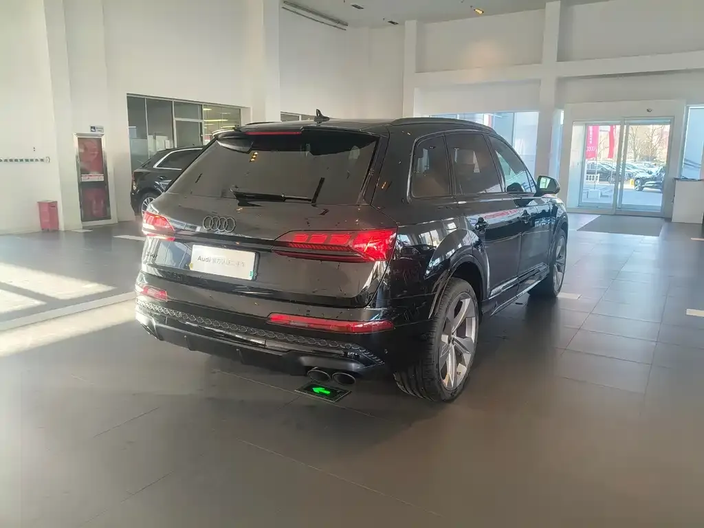 Audi SQ7 2025 из CN, фото 3