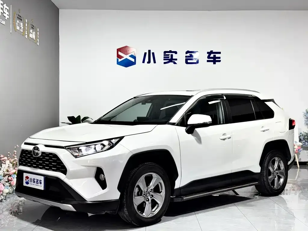 Toyota RAV4 — фото 1