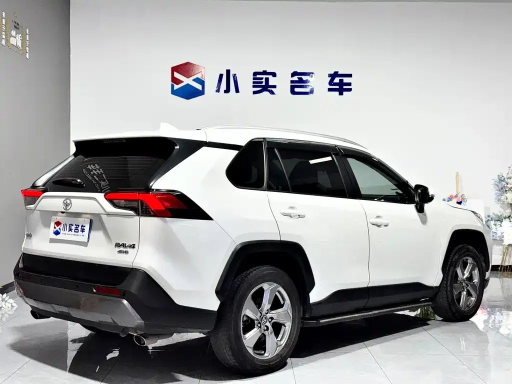 Toyota RAV4 — фото 8