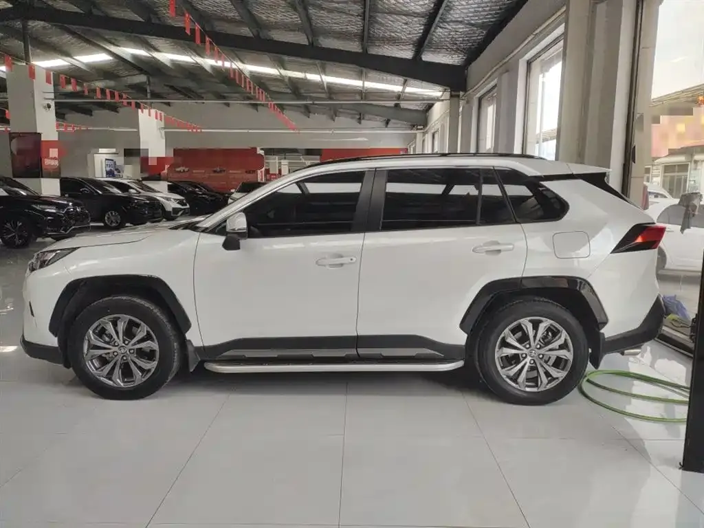 Toyota RAV4 — фото 7