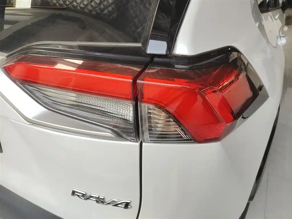 Toyota RAV4 — фото 5