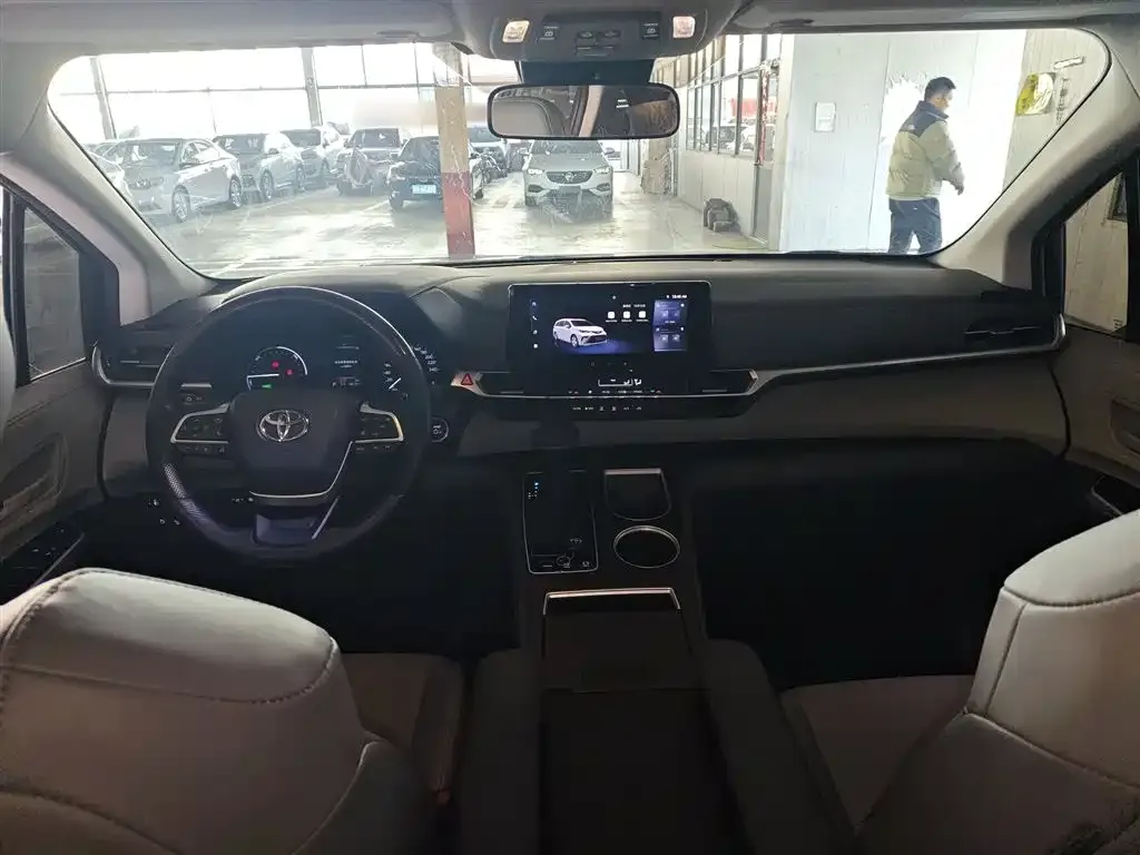 Toyota Granvia — фото 3