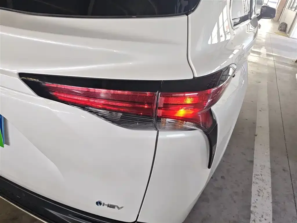 Toyota Granvia — фото 2