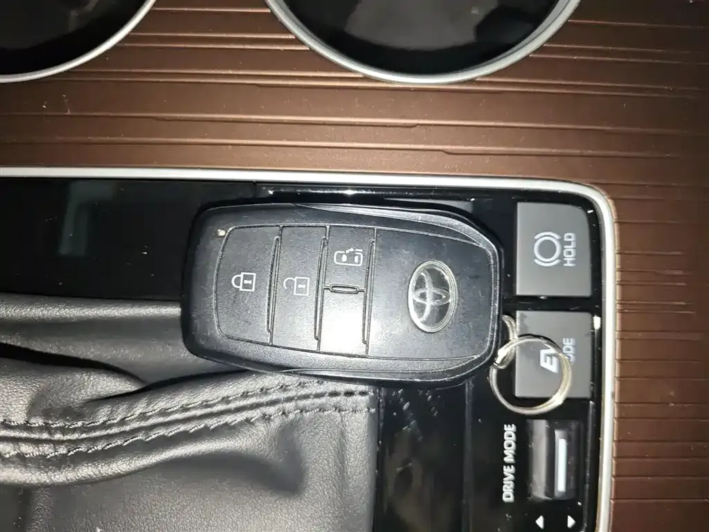 Toyota Granvia — фото 4