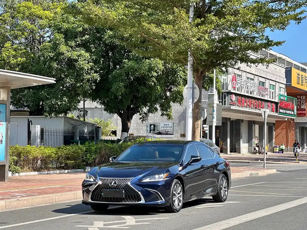 Lexus ES — фото 1