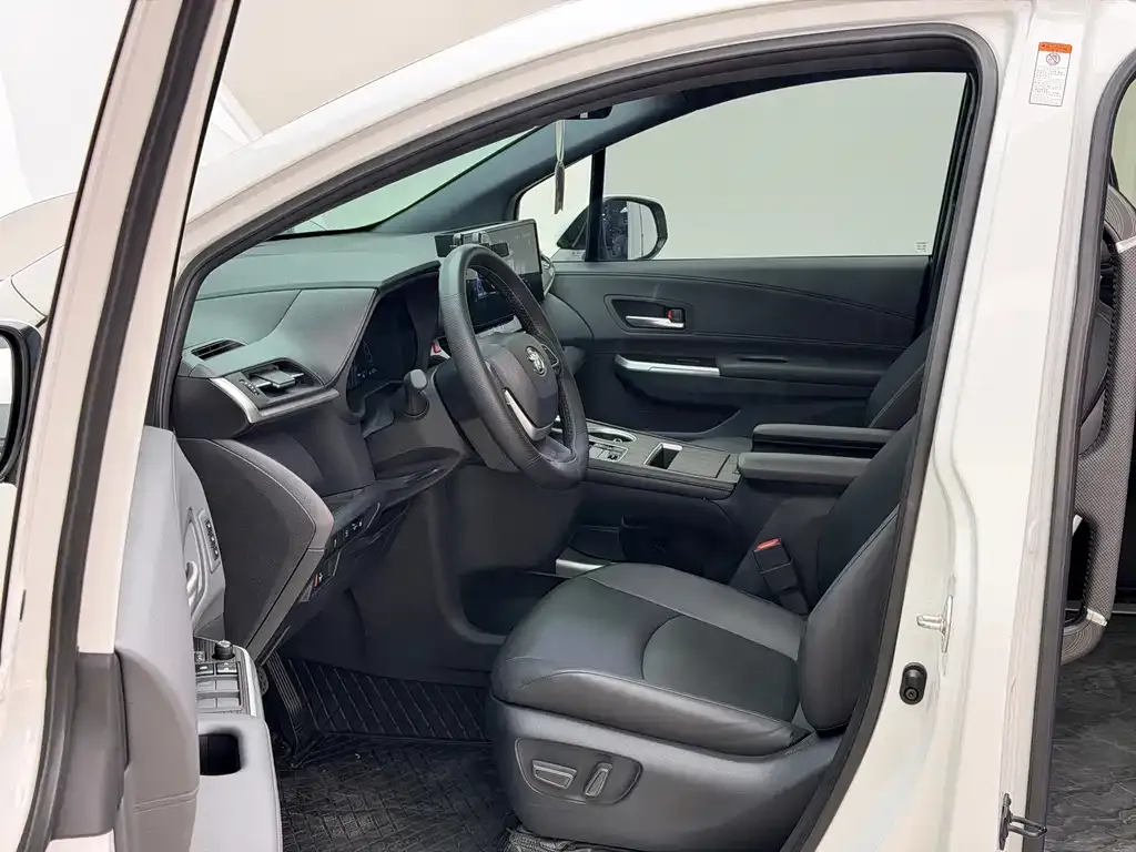 Toyota Granvia 2024 из CN, фото 10