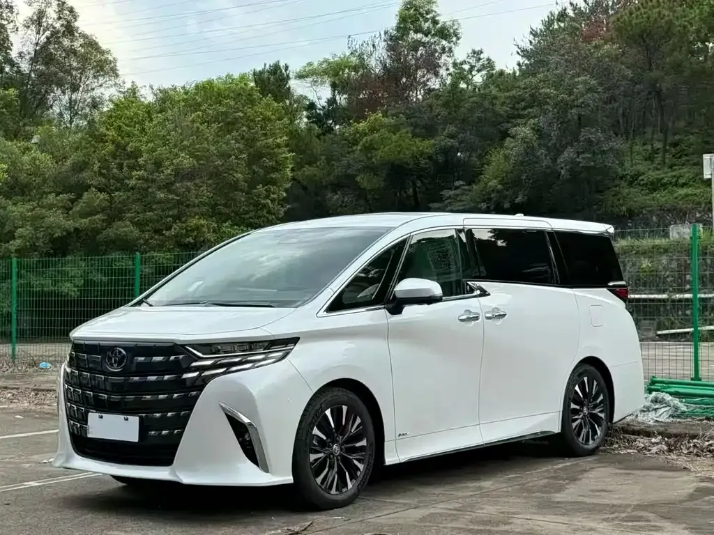 Toyota Alphard — фото 1