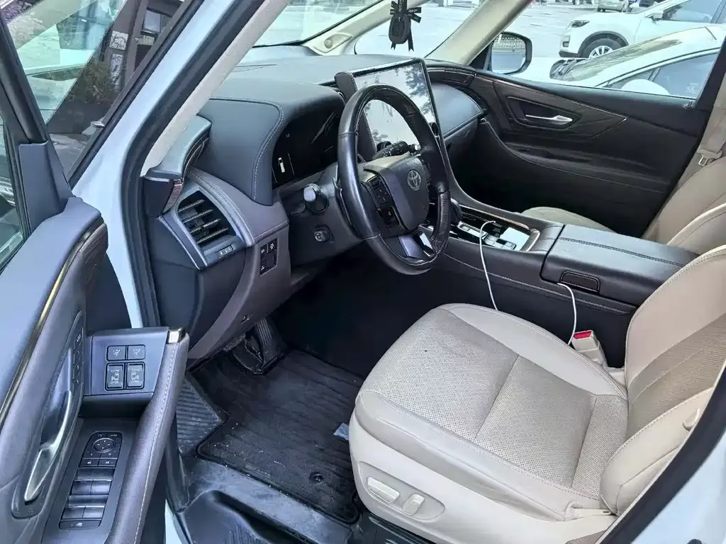 Toyota Alphard — фото 2