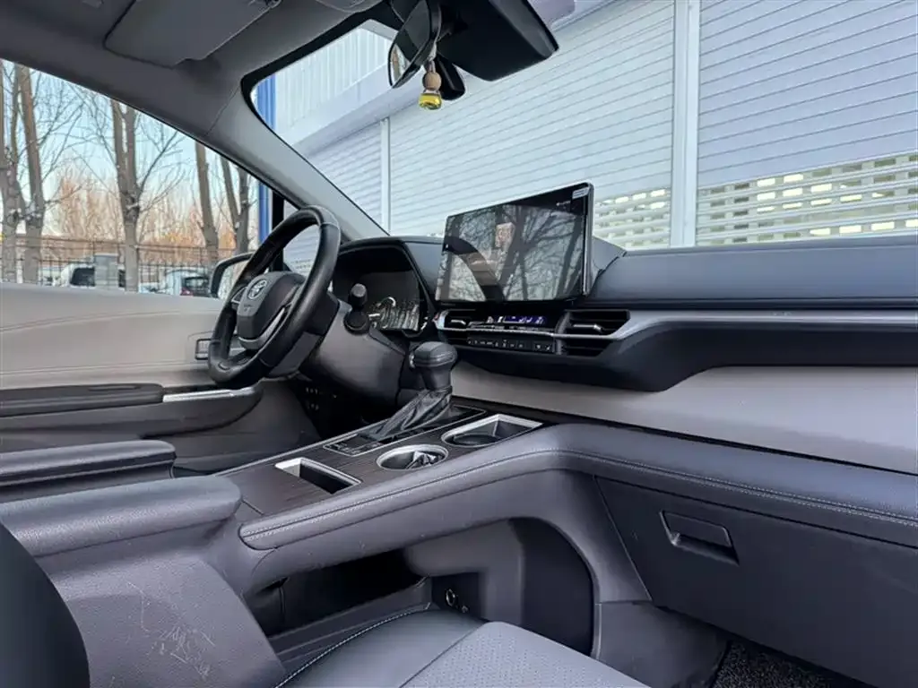 Toyota Sienna 2023 из CN, фото 4