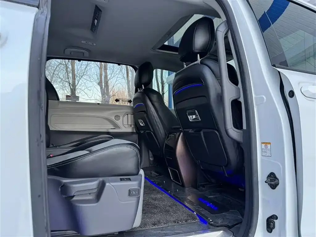 Toyota Sienna 2023 из CN, фото 3