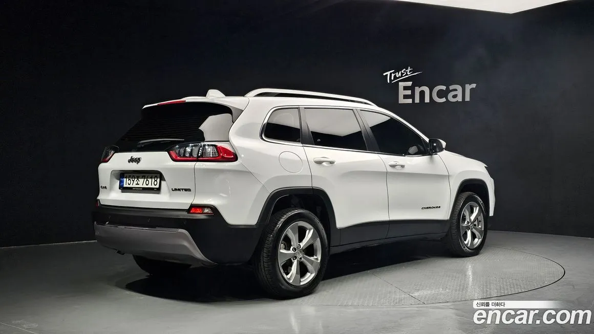 Jeep Cherokee — фото 10