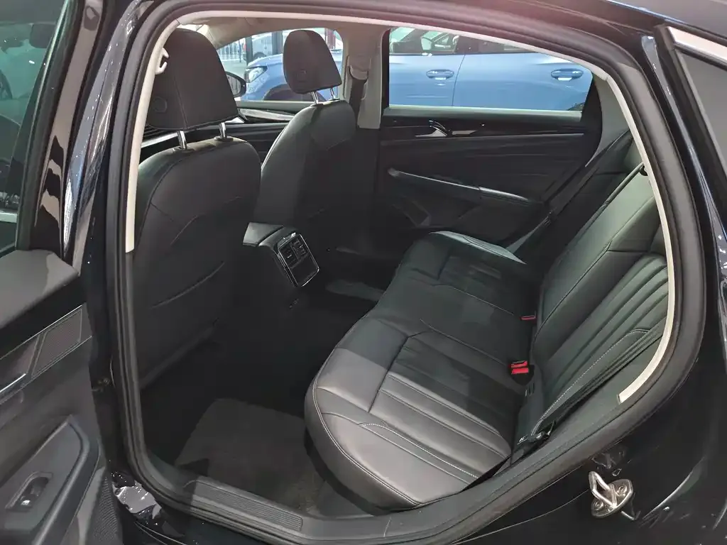Volkswagen Passat 2023 из CN, фото 7