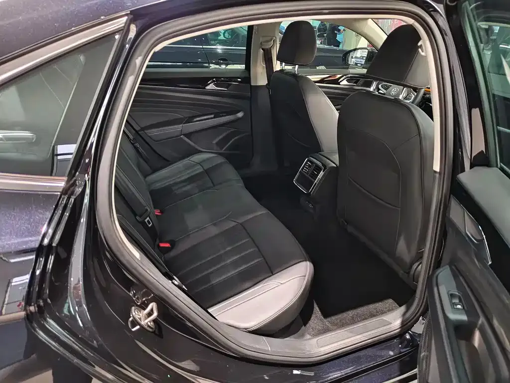 Volkswagen Passat 2023 из CN, фото 8