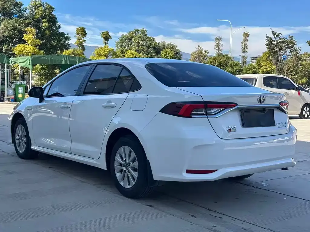 Toyota Corolla — фото 9