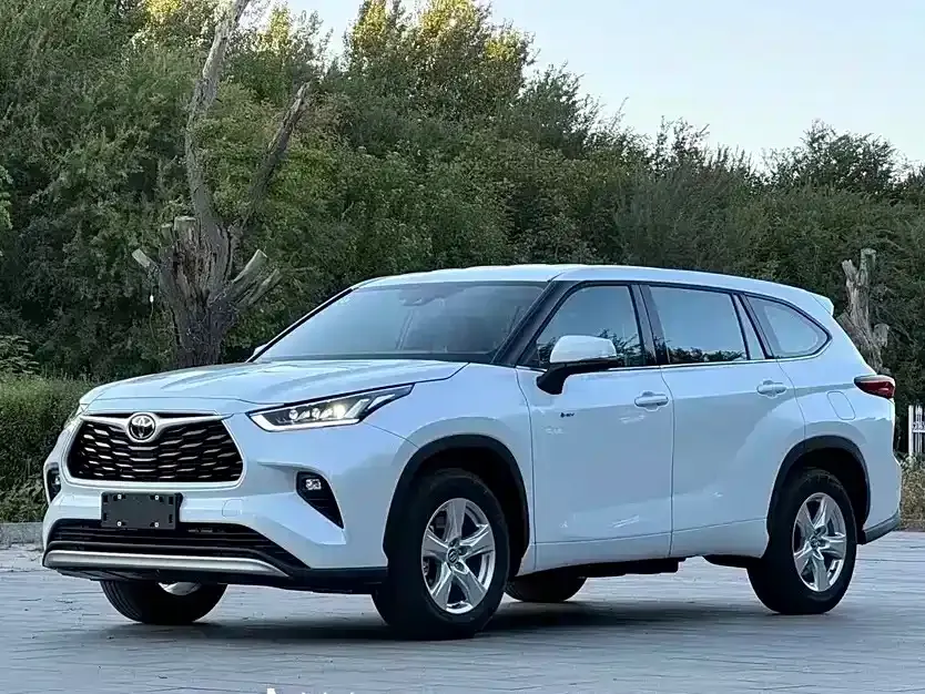 Toyota Highlander — фото 1
