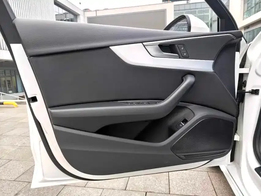 Audi A4L 2023 из CN, фото 3