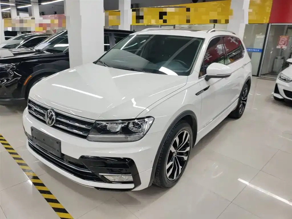 Volkswagen Tiguan L — фото 1