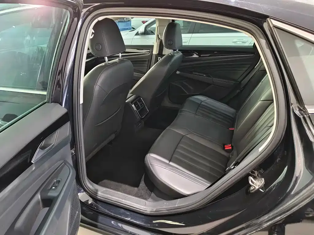 Volkswagen Passat 2023 из CN, фото 9