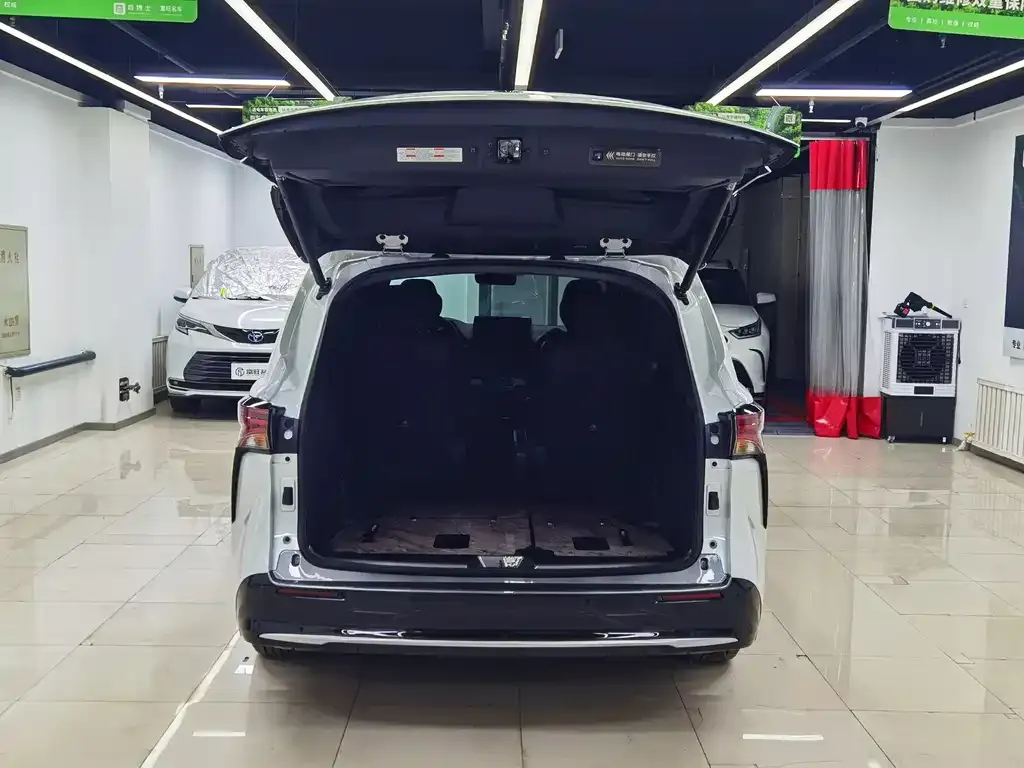 Toyota Sienna 2024 из CN, фото 2