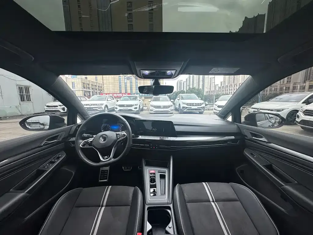 Volkswagen Golf 2023 из CN, фото 2