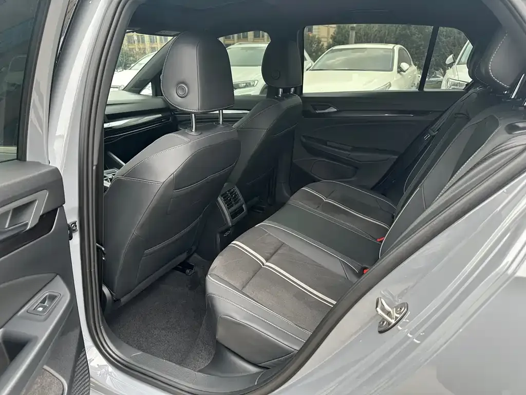 Volkswagen Golf 2023 из CN, фото 5