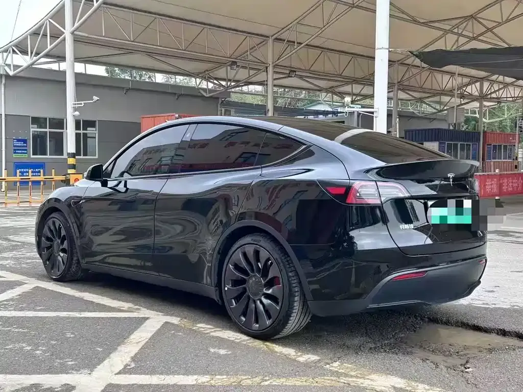 Tesla Model Y — фото 7