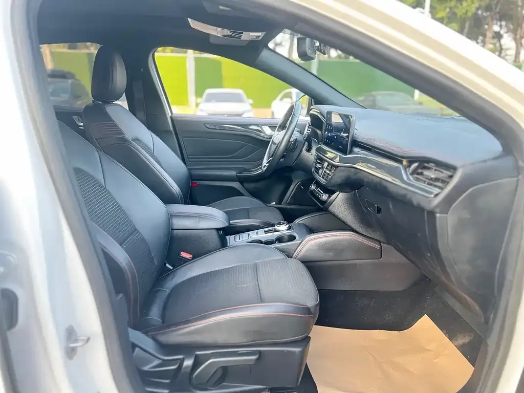 Ford Focus 2022 из CN, фото 9