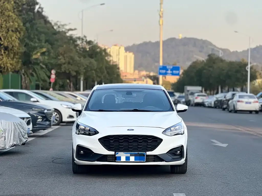 Ford Focus 2022 из CN, фото 10