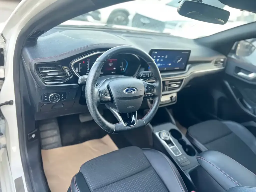 Ford Focus 2022 из CN, фото 7