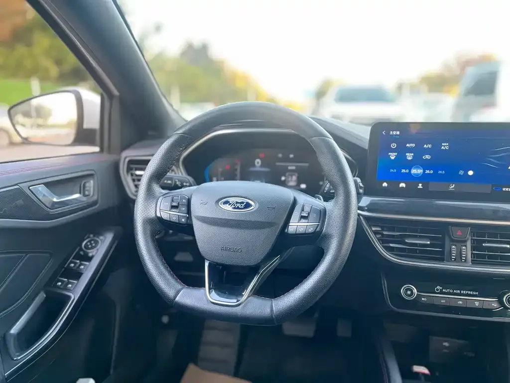 Ford Focus 2022 из CN, фото 8