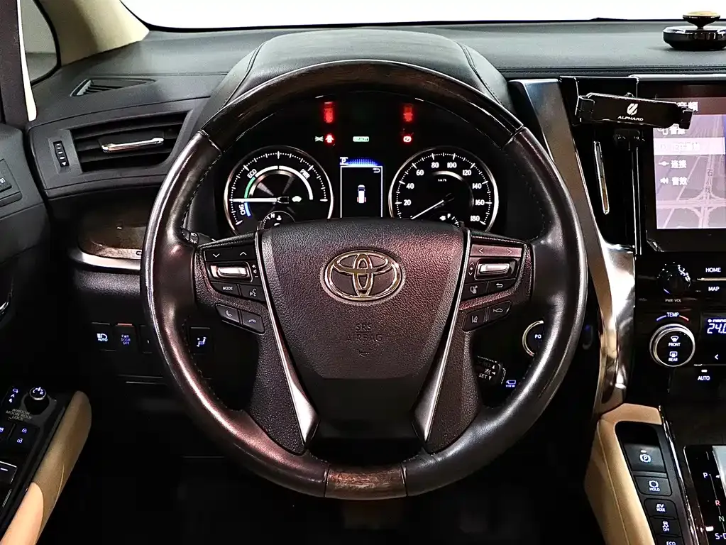Toyota Alphard — фото 9