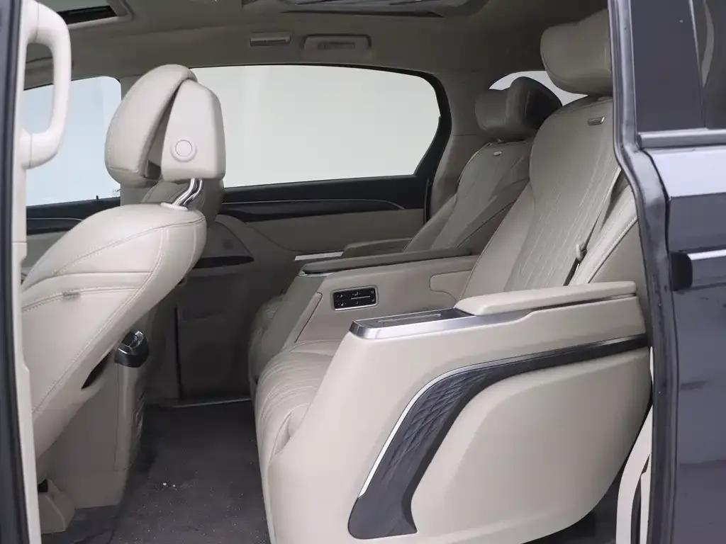 Buick GL8 2023 из CN, фото 2