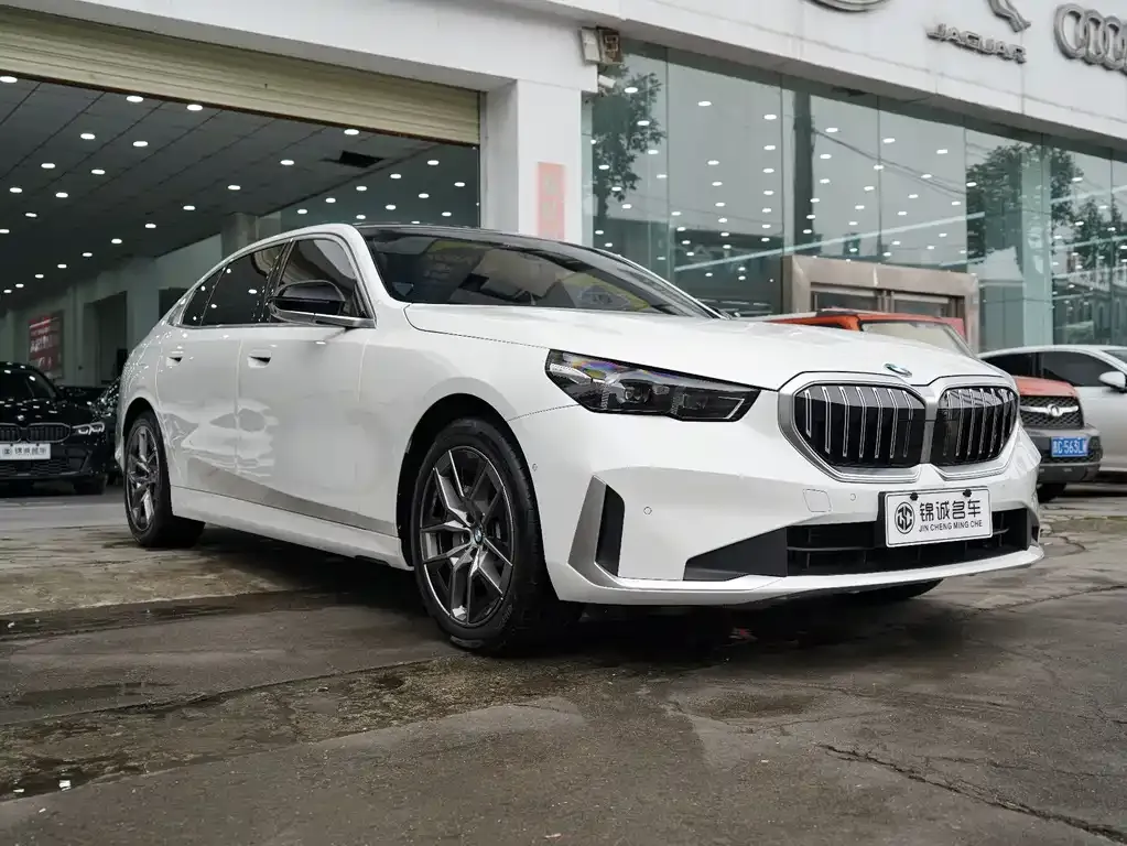 BMW 5 Series 2025 из CN, фото 3