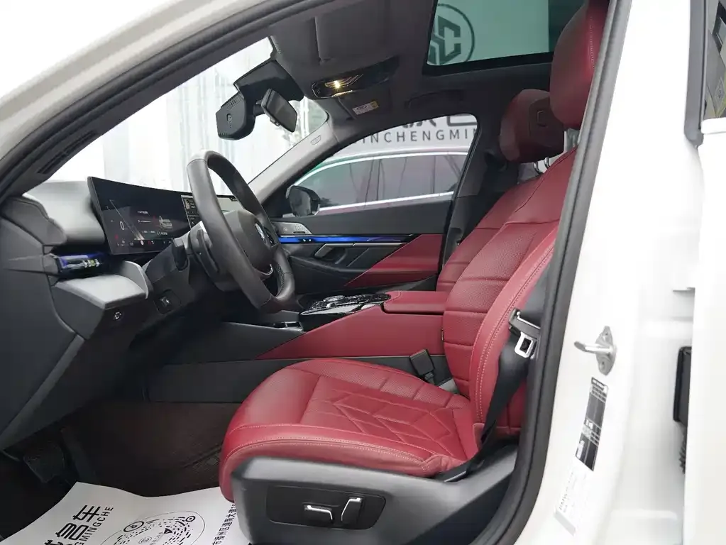 BMW 5 Series 2025 из CN, фото 4