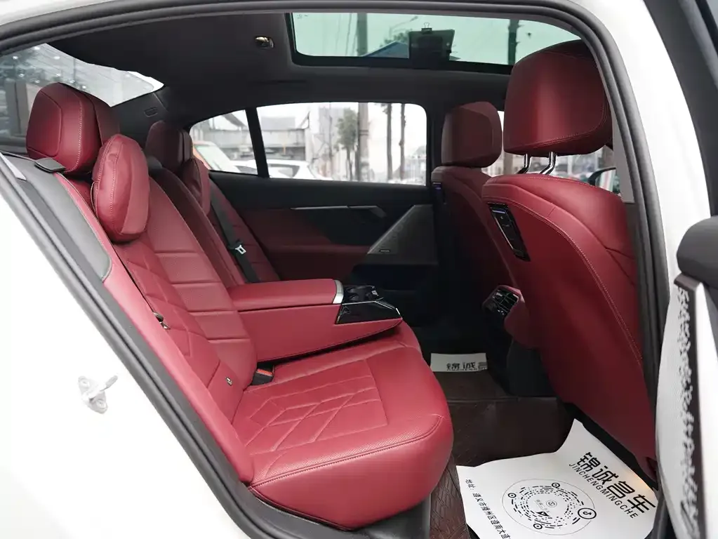 BMW 5 Series 2025 из CN, фото 6