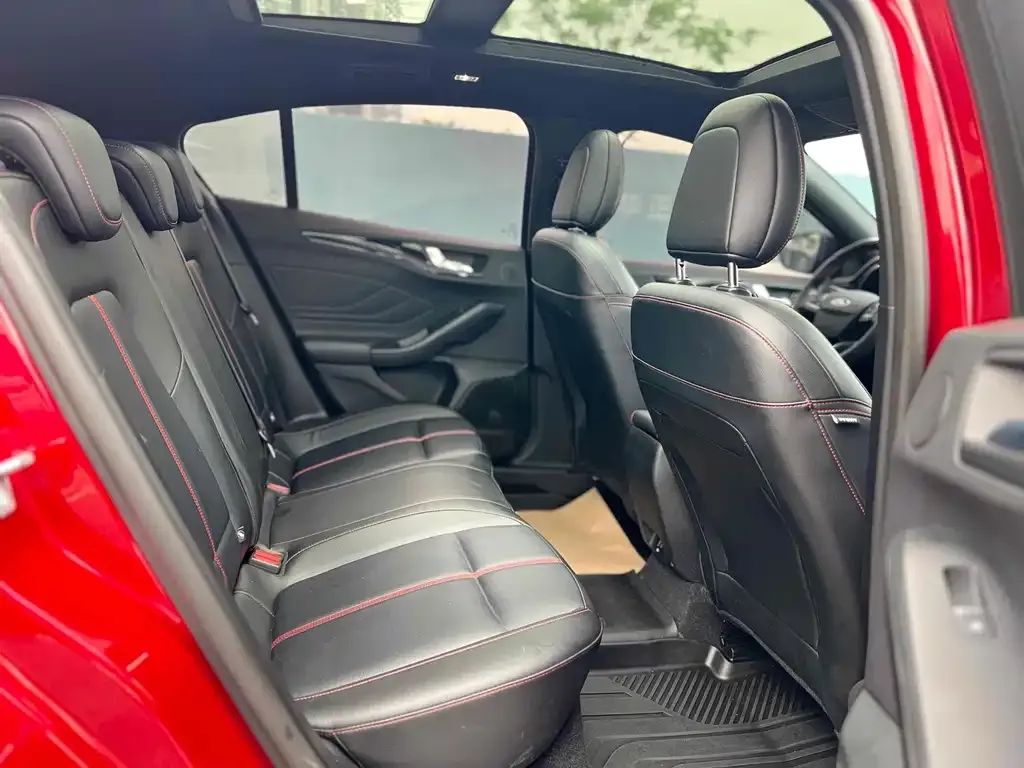 Ford Focus 2022 из CN, фото 8