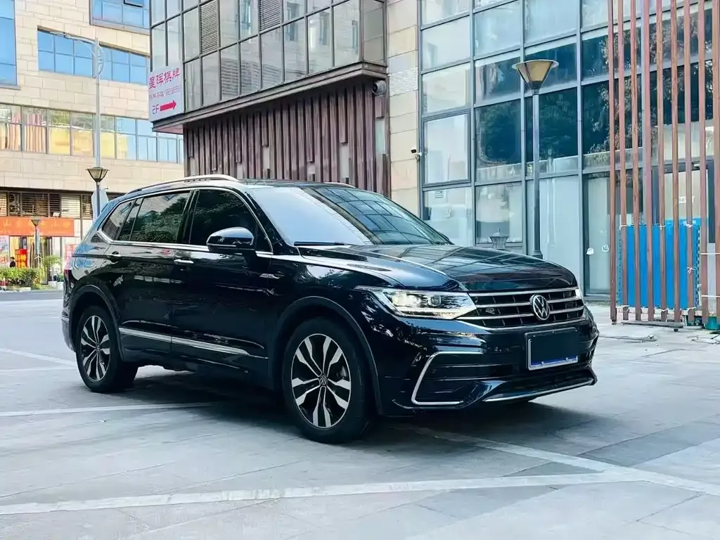Volkswagen Tiguan L — фото 2