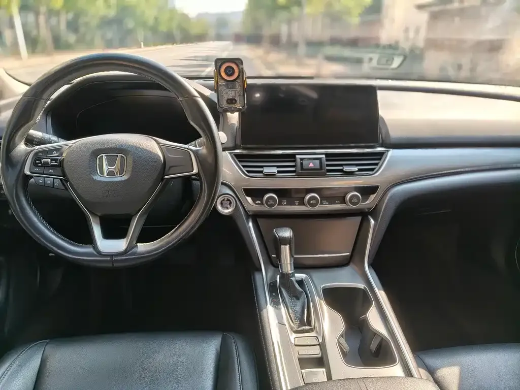 Honda Accord — фото 8