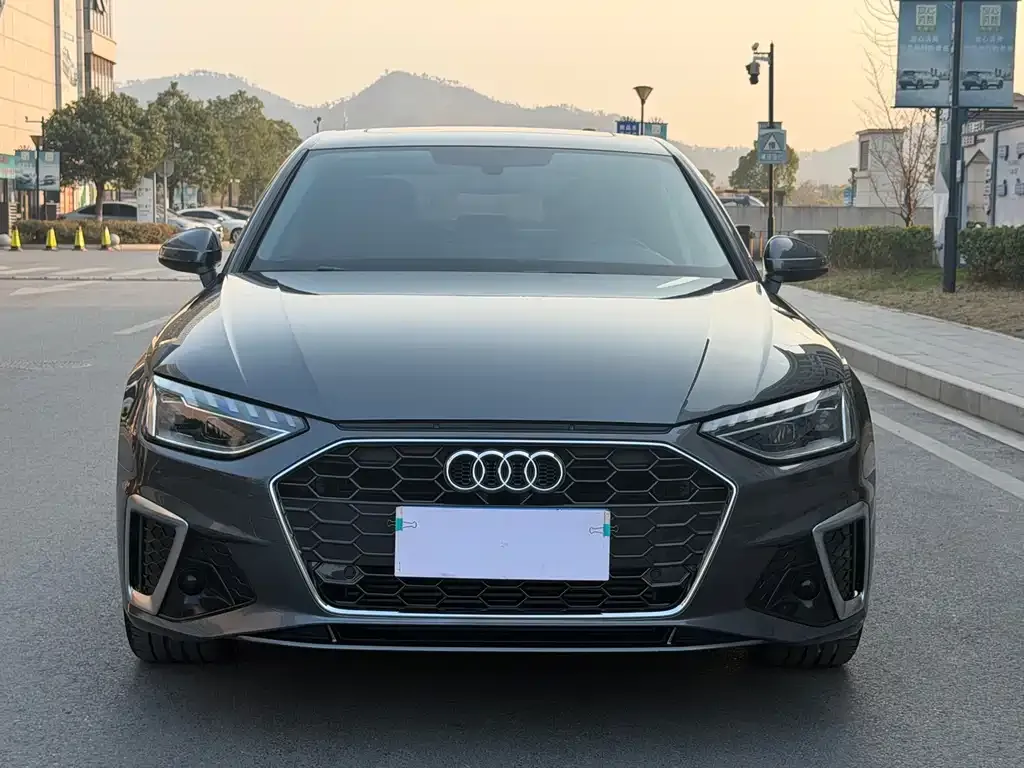 Audi A4L 2023 из CN, фото 2